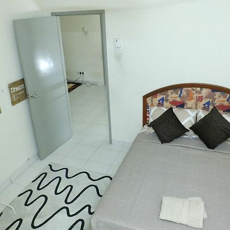 Dillenia Nilai Homestay Esterno foto