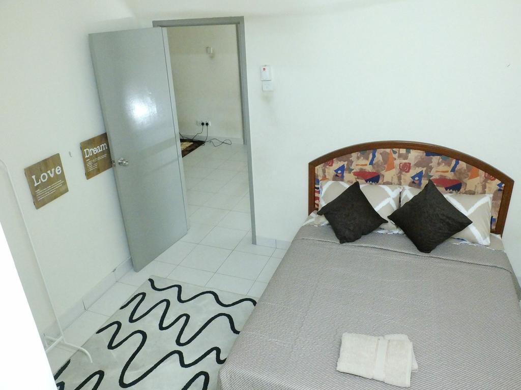 Dillenia Nilai Homestay Esterno foto