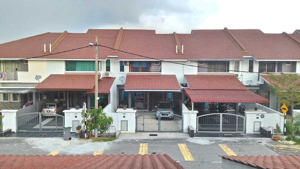 Dillenia Nilai Homestay Esterno foto